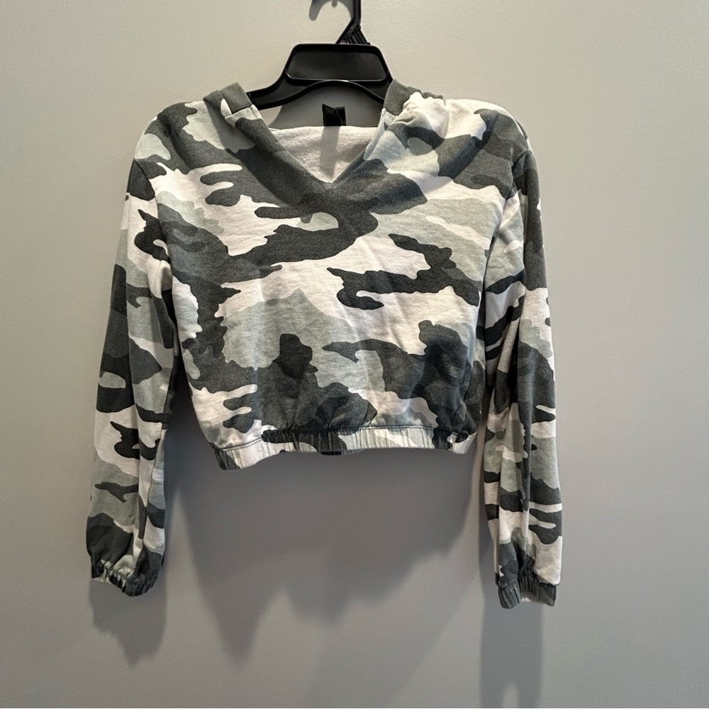 Wild Fable Women's Size XS Cropped Green Camo Sweatshirt  Hoodie - lightweight